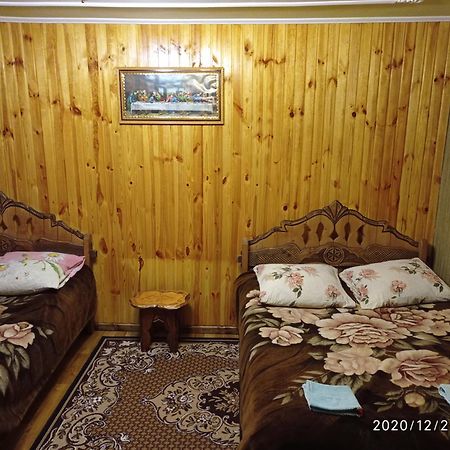 "Різьбярська Садиба" Slavske Phòng bức ảnh